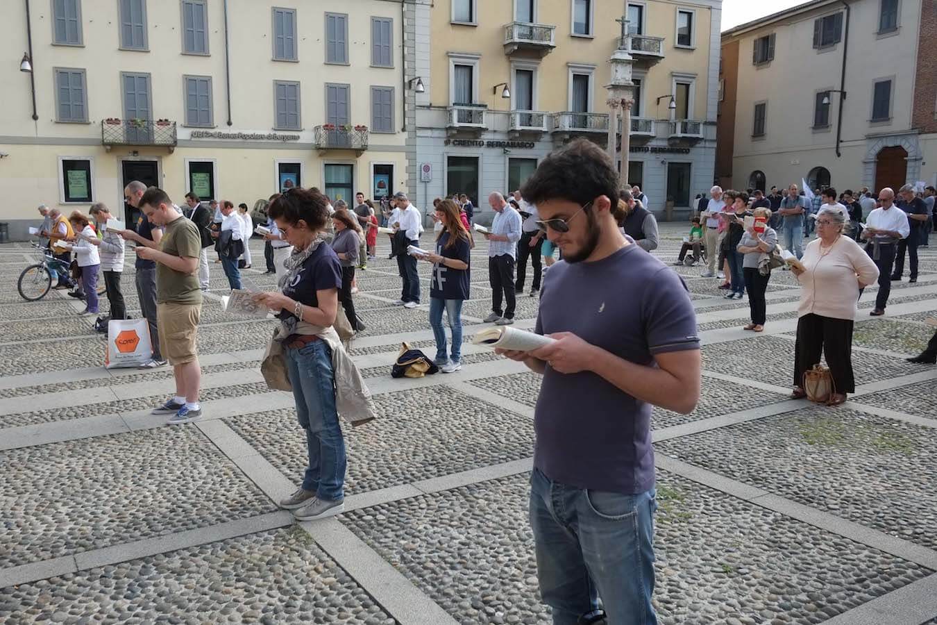 Le Sentinelle a Roma: ‘intervenire contro la piaga dell’omosessualità, causa degli abusi all’interno della Chiesa’