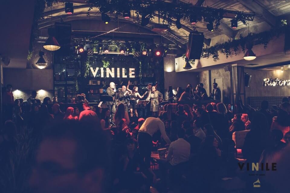 ‘Il Vinile non discrimina, non offende ma accoglie’: le scuse del locale che ha discriminato la coppia gay a Roma