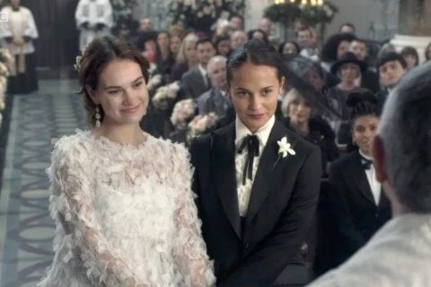 Lily James e Alicia Vikander spose per il 'sequel' di 4 matrimoni e un funerale - video - Lily James e Alicia Vikander - Gay.it