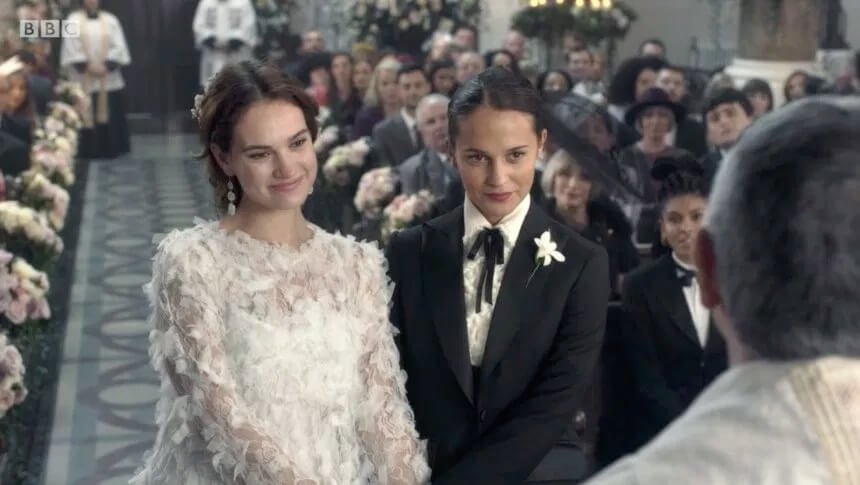 Lily James e Alicia Vikander spose per il 'sequel' di 4 matrimoni e un funerale - video - Lily James e Alicia Vikander - Gay.it