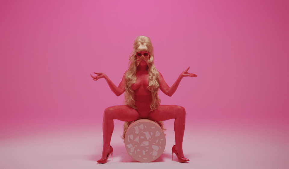 M¥SS KETA, il video ufficiale di Pazzeska omaggia Bambola con Valeria Marini