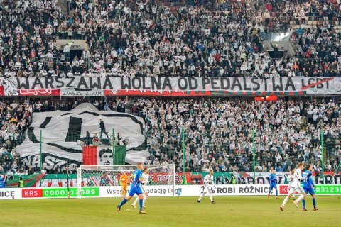 Polonia, incredibile striscione omofobo allo stadio: "Varsavia libera dai fr*ci'' - Polonia incredibile striscione omofobo allo stadio - Gay.it