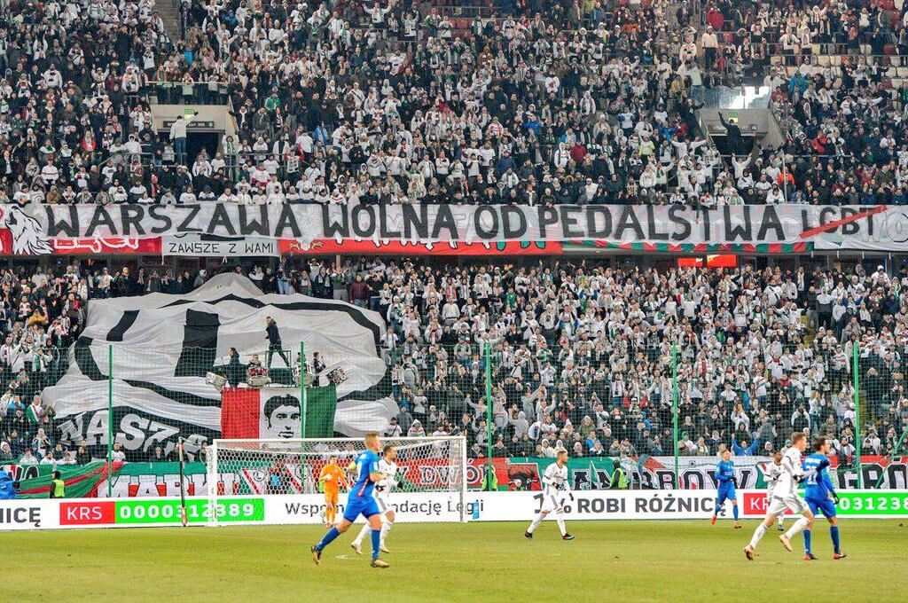 Polonia, incredibile striscione omofobo allo stadio: “Varsavia libera dai fr*ci”
