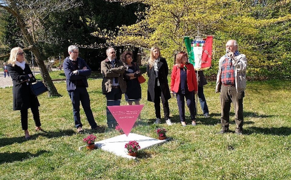Varese, una targa in memoria delle vittime omosessuali perseguitate dal nazifascismo – VIDEO