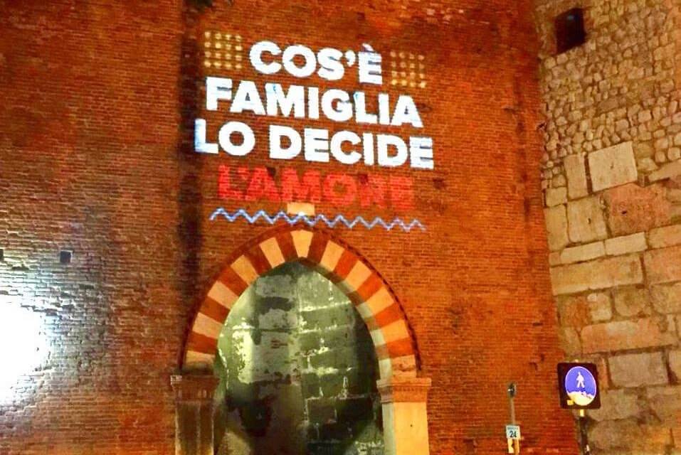 Verona, l'amore LGBT illumina i palazzi della città contro il Congresso delle Famiglie - le foto - Verona l’amore LGBT - Gay.it