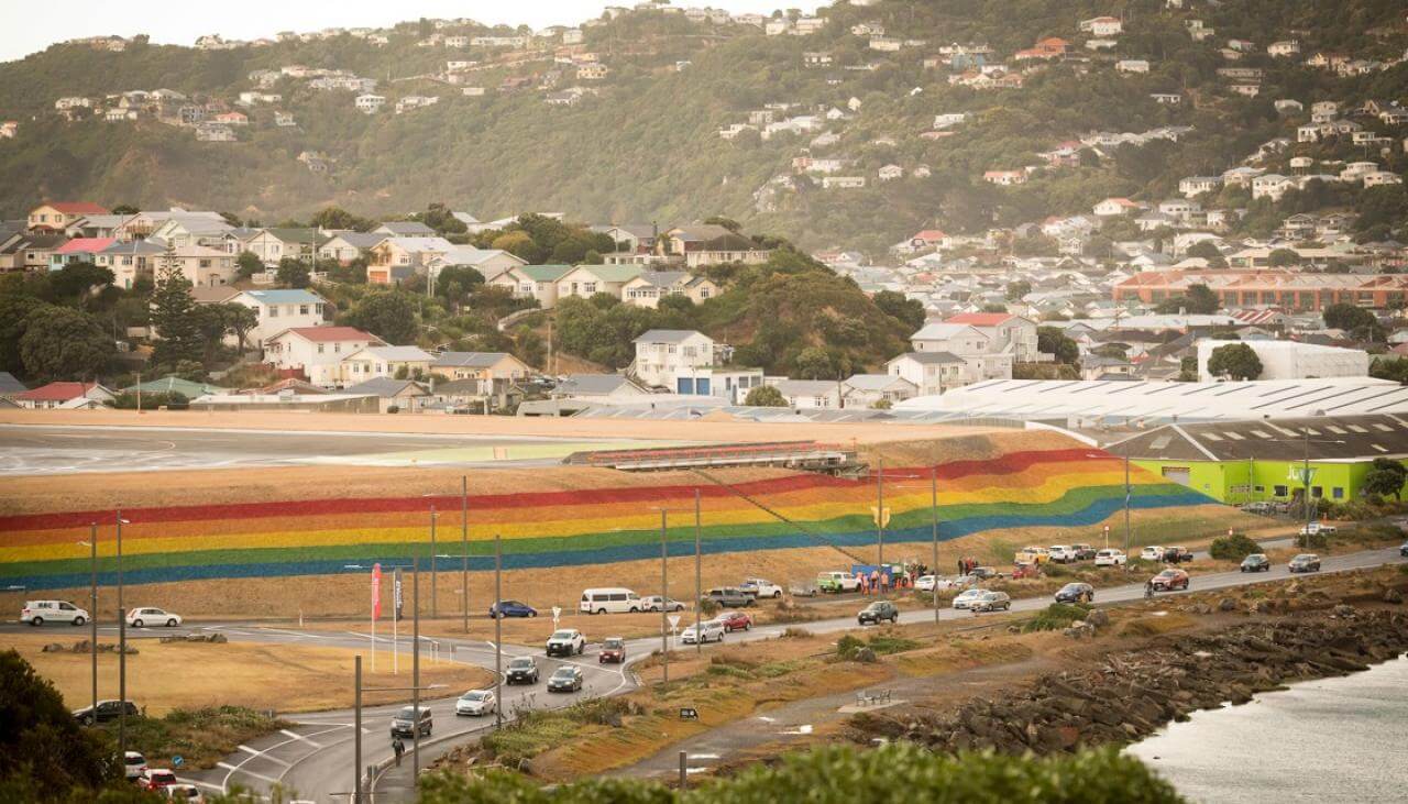 Nuova Zelanda, l'aeroporto di Wellington disegna una pista rainbow - airport - Gay.it