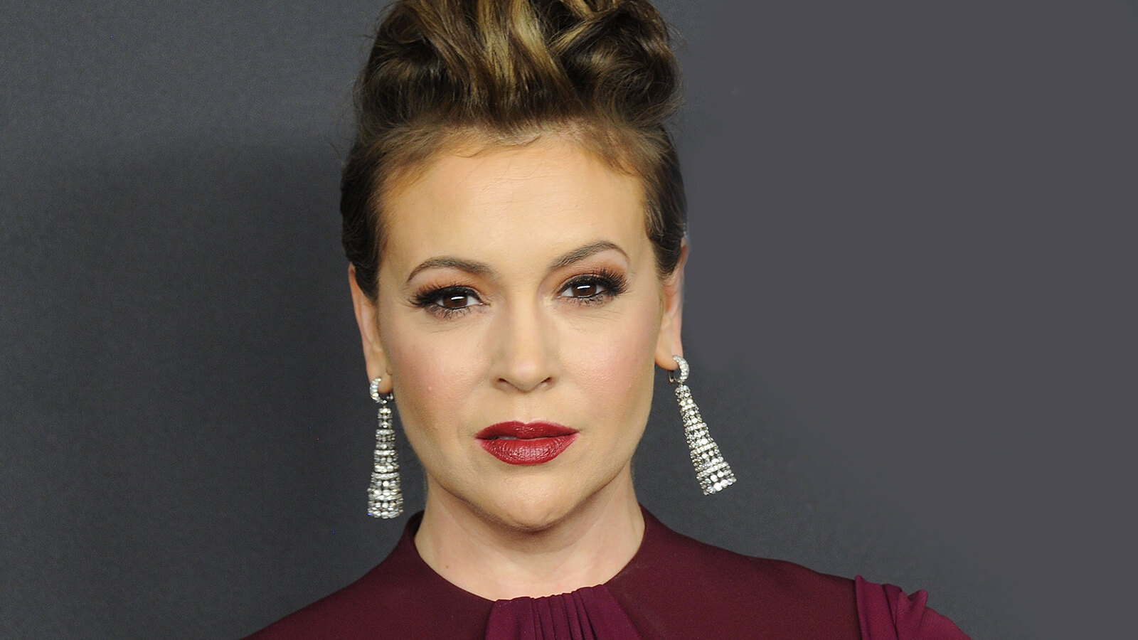 Alyssa Milano inciampa su un post pro-LGBT e viene attaccata dalla comunità