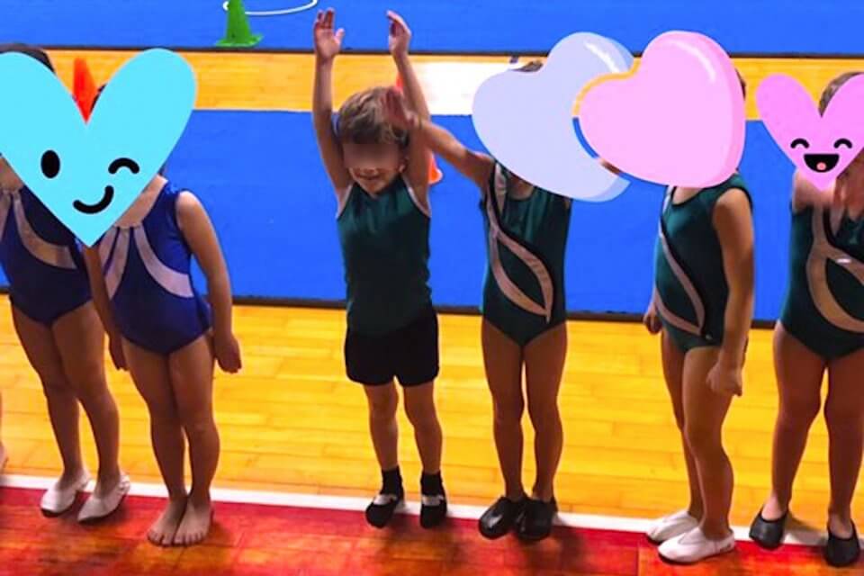 Bambino deriso al saggio di ginnastica artistica. ‘Dovrebbe fare calcio o pallavolo’