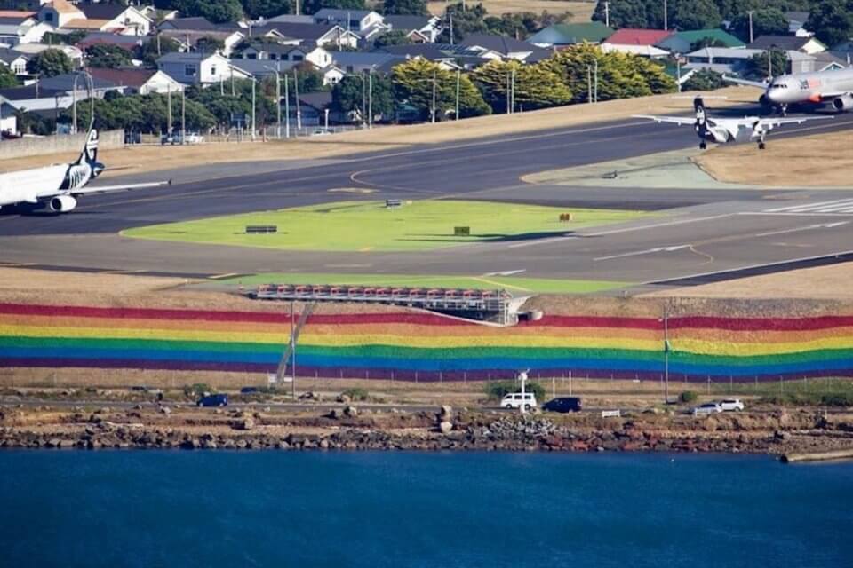 Nuova Zelanda, l’aeroporto di Wellington disegna una pista rainbow