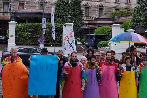 Brunei, proteste davanti agli hotel di Roma e Milano per dire basta alla lapidazione per i gay - foto - Brunei proteste davanti agli hotel - Gay.it