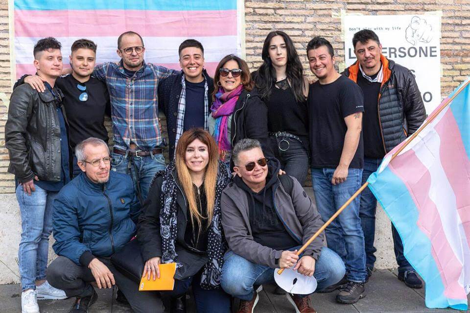 Noi esistiamo: transgender e sostenitori in piazza a Roma per un flashmob – VIDEO