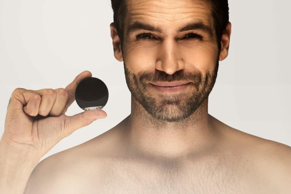 FOREO LUNA go for Men: pelle perfetta anche on the road - Luna go men features bg shot - Gay.it