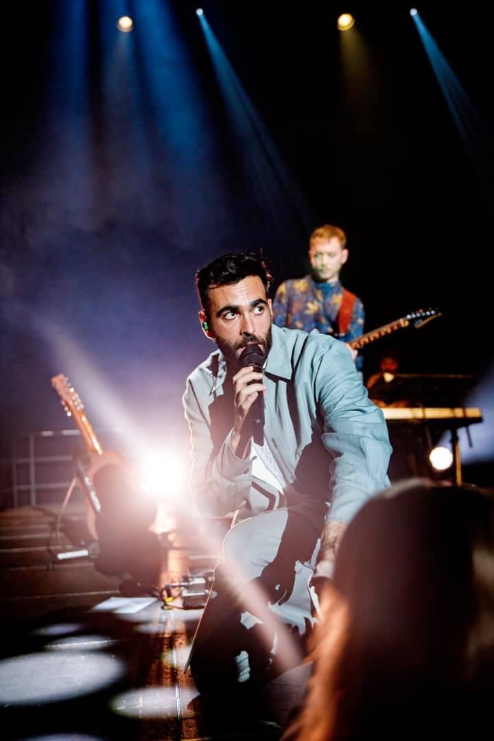 Marco Mengoni travolge Milano, 4 giorni di concerti al Mediolanum Forum - Marco Mengoni 2 - Gay.it