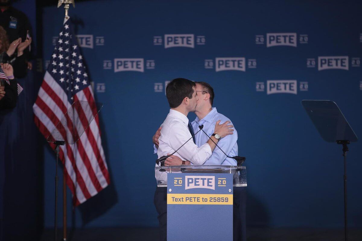 Pete Buttigieg bacia il suo compagno