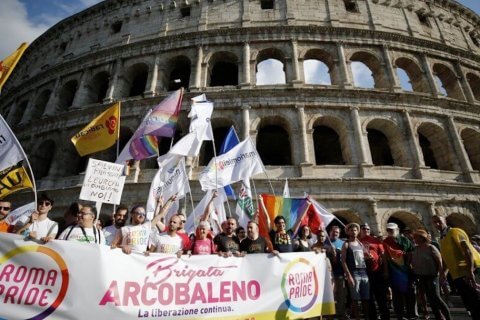 Onda Pride 2019, non solo Roma: oggi in strada anche Trieste, Ancona, Messina e Pavia - Roma approvata mozione contro lomotransfobia - Gay.it