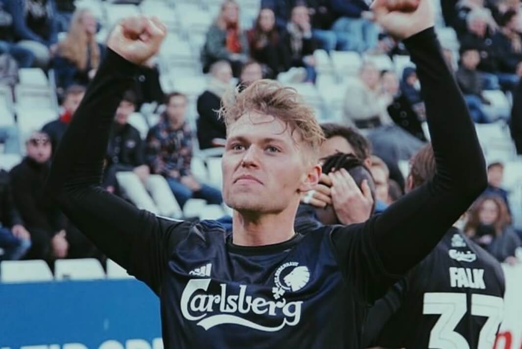 Viktor Fischer, cori omofobi contro il calciatore danese che replica: “Gay non è un insulto”