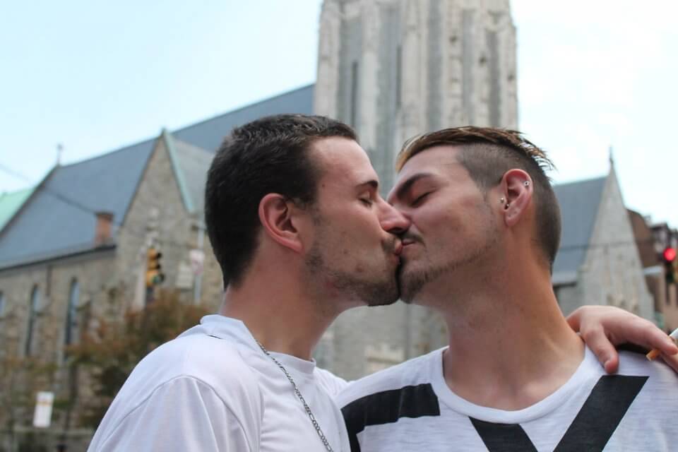 Fregene, due ragazzi si baciano e vengono minacciati da un bagnante: "chiamo il maresciallo e vi faccio cacciare" - bacio gay 1 - Gay.it