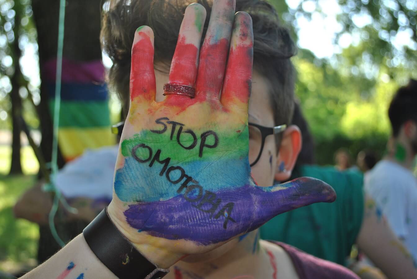 Omotransfobia, drammatico report Emilia Romagna: “Una persona LGBTQI+ su 5 ha subito aggressioni fisiche”