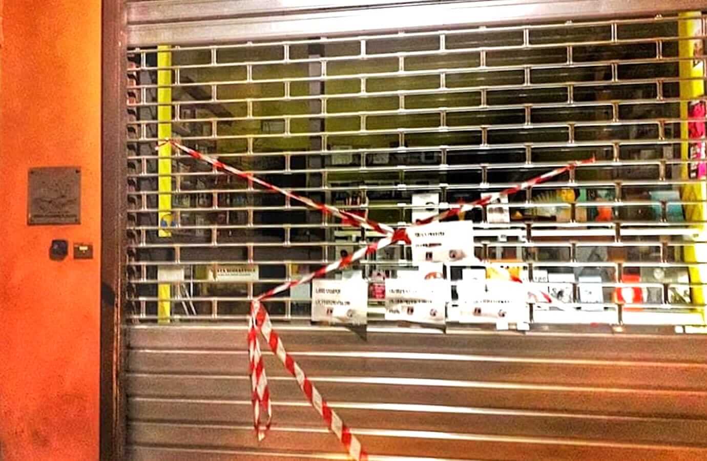Bologna, Forza Nuova transenna l’entrata della “Libreria delle Donne”: Altri due raid a La Spezia e a Perugia