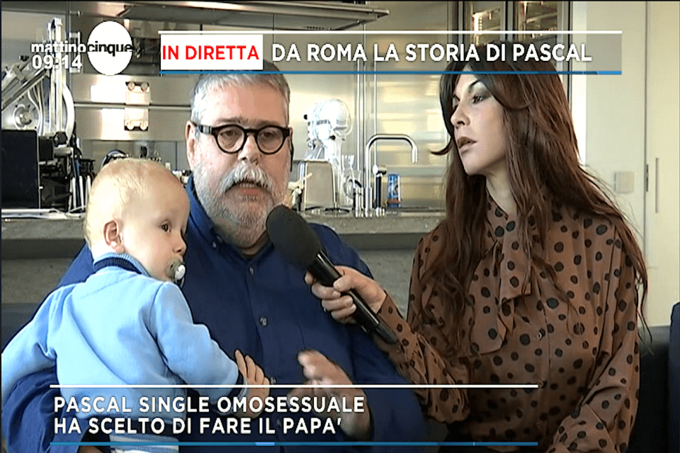 Pascal, gay e single, racconta a Mattino 5 come è diventato padre