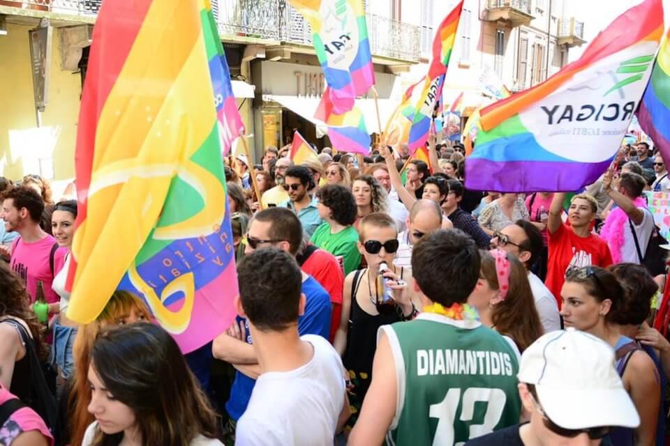 Modena Pride, la parata fuori dal centro storico. Gli ultra cattolici organizzeranno un corteo di riparazione