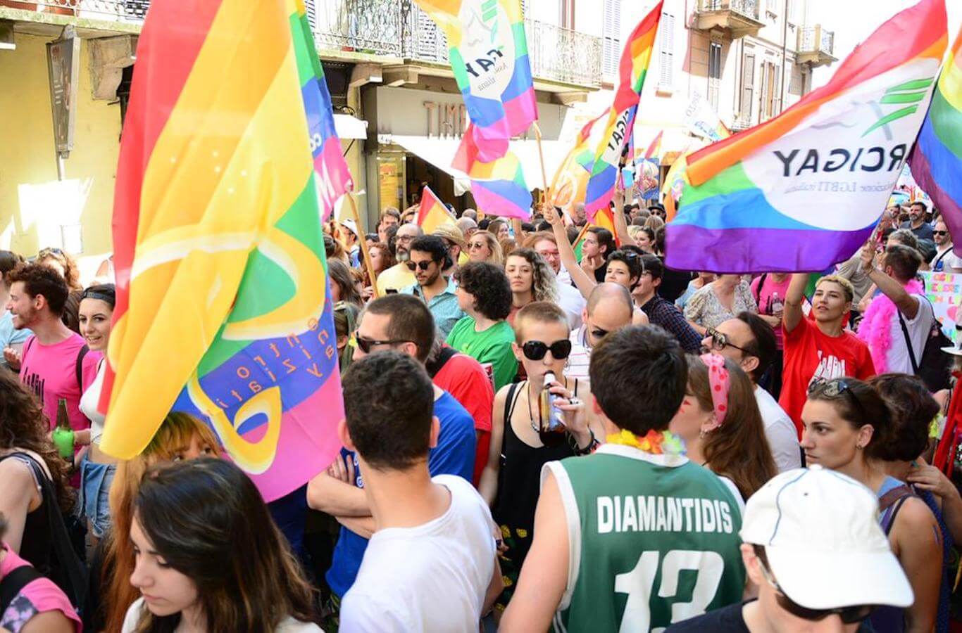 Modena Pride, la parata fuori dal centro storico. Gli ultra cattolici organizzeranno un corteo di riparazione