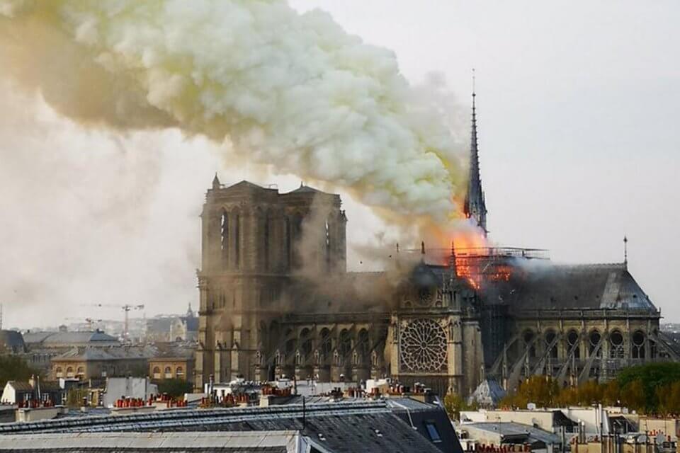Incendio di Notre Dame? Colpa dei gay