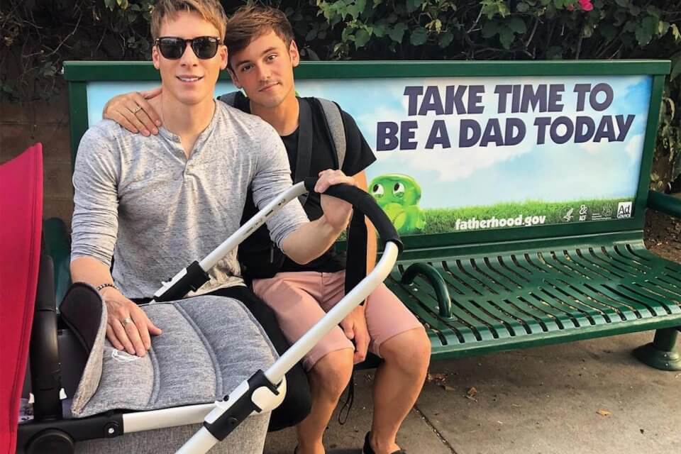 Tom Daley e Dustin Lance portano in piscina il figlio Robbie: le foto su Instagram