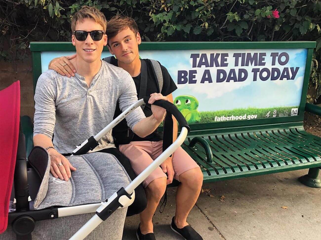 Tom Daley e Dustin Lance portano in piscina il figlio Robbie: le foto su Instagram