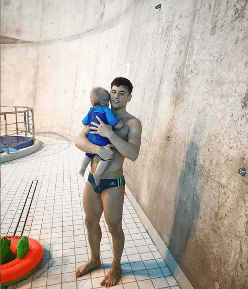 Tom Daley e Dustin Lance portano in piscina il figlio Robbie: le foto su Instagram - tom daley.figlio - Gay.it