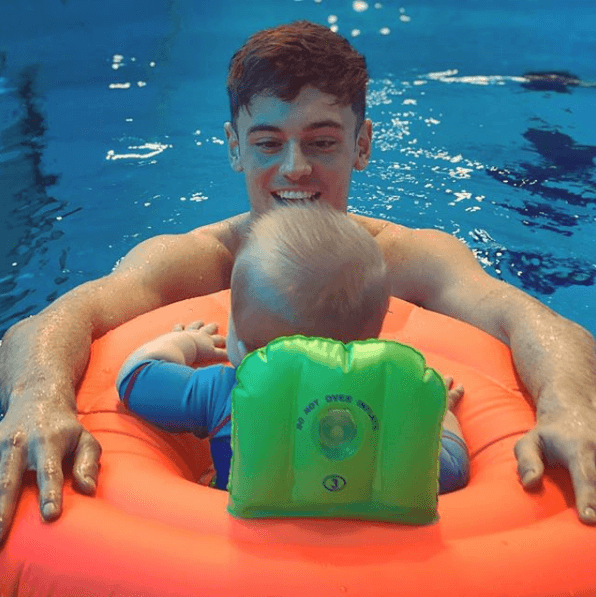 Tom Daley e Dustin Lance portano in piscina il figlio Robbie: le foto su Instagram - tom daley - Gay.it