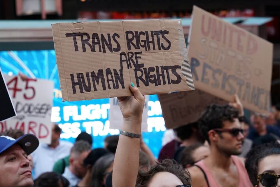 La Verità: propaganda LGBT spinge i ragazzi a diventare transgender