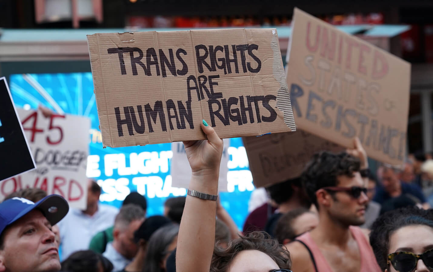 Papà militare e sua figlia trans* portano avanti storica battaglia in tribunale per i diritti delle persone trans*