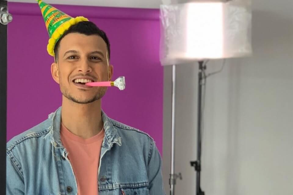 Eurovision 2019, il conduttore è gay e donerà il suo cachet ad associazioni LGBT - Assi Azar - Gay.it