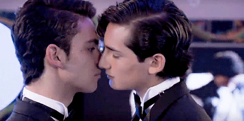 El Corazón Nunca Se Equivoca, arriva la prima storica telenovela gay - Cuauhte%CC%81moc or Temo interpretato da Joaqui%CC%81n Bondoni e Aristo%CC%81teles - Gay.it