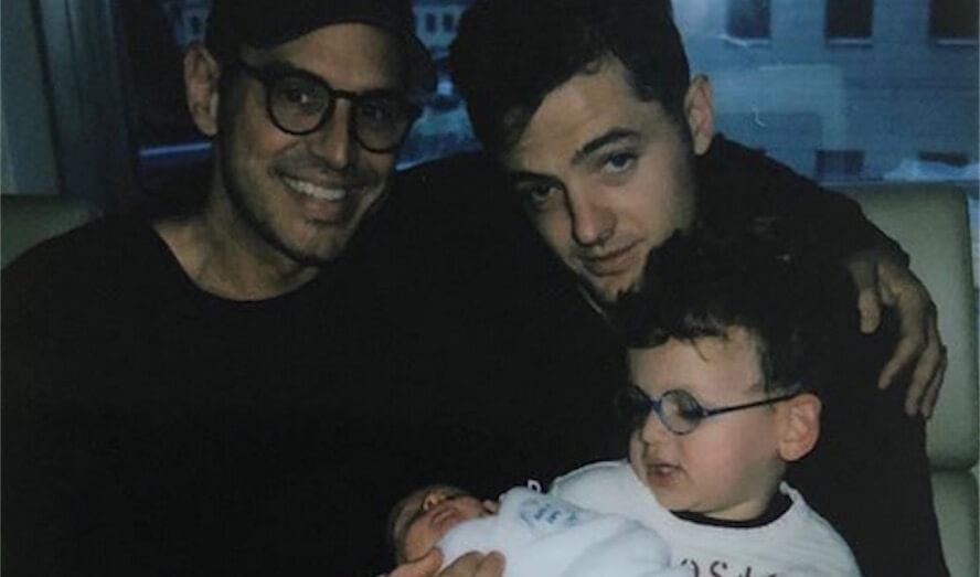 Greg Berlanti e  Robbie Rogers sono diventati un’altra volta genitori: è nata Mia