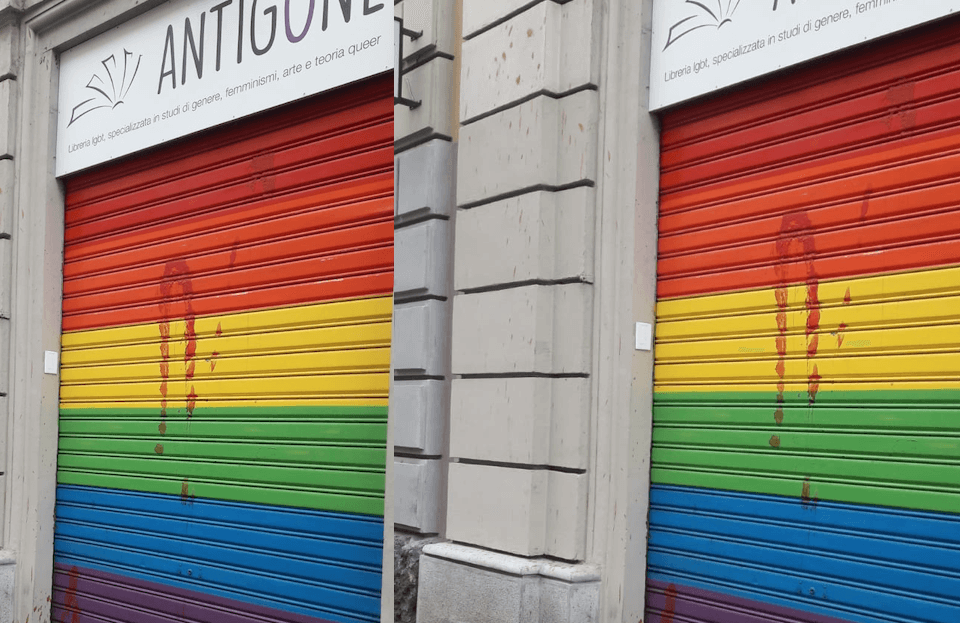 Milano, imbrattato l'ingresso della libreria rainbow Antigone - Libreria Antigone Milano - Gay.it