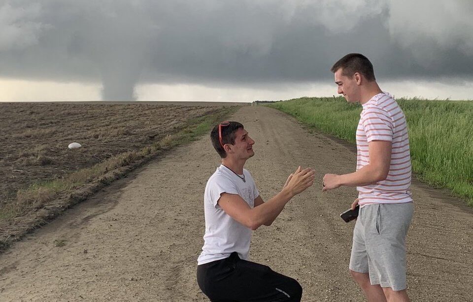Meteorologo chiede al fidanzato di sposarlo davanti a un tornado - la foto è virale - Meterologo chiede al fidanzato di sposarlo davanti a un tornado - Gay.it