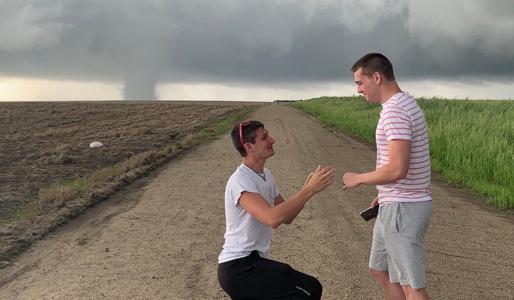 Meteorologo chiede al fidanzato di sposarlo davanti a un tornado – la foto è virale