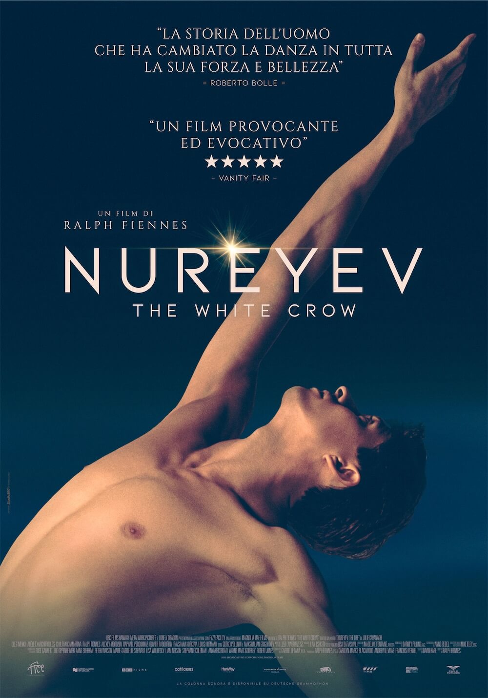 Nureyev - The White Crow, stasera in prima tv su Rai Movie il biopic diretto da Ralph Fiennes - Rudolf Nureyev - Gay.it