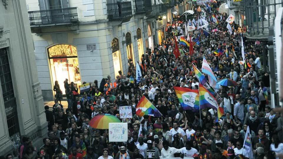 Vercelli Pride, un trionfo anche sotto la pioggia: ha preso vita l'Onda Pride 2019 - Vercelli Pride - Gay.it