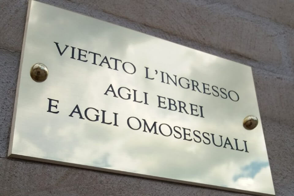 "Vietato l’ingresso ai gay”, la provocatoria targa/opera d'arte che ha diviso Livorno - Vietato l’ingresso agli omosessuali - Gay.it