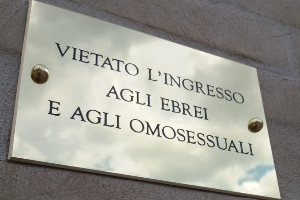 “Vietato l’ingresso ai gay”, la provocatoria targa/opera d’arte che ha diviso Livorno
