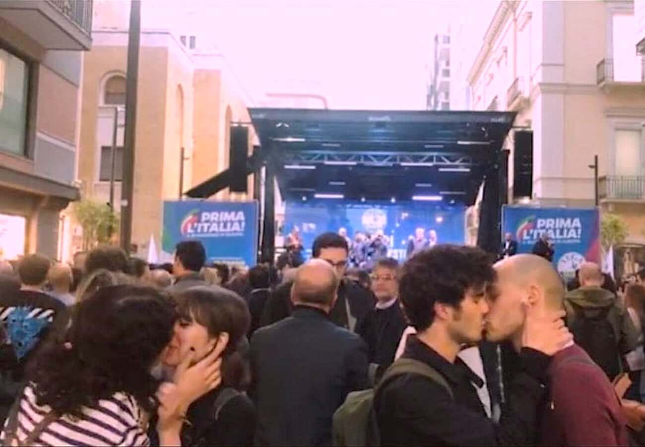 Nuovo bacio gay contro Salvini: la foto al comizio di Bari