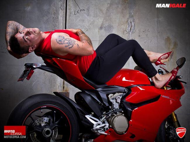 Uomini in tacco a spillo per la Ducati