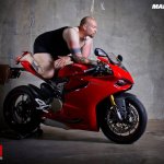 Uomini in tacco a spillo per la Ducati - Thumbnail