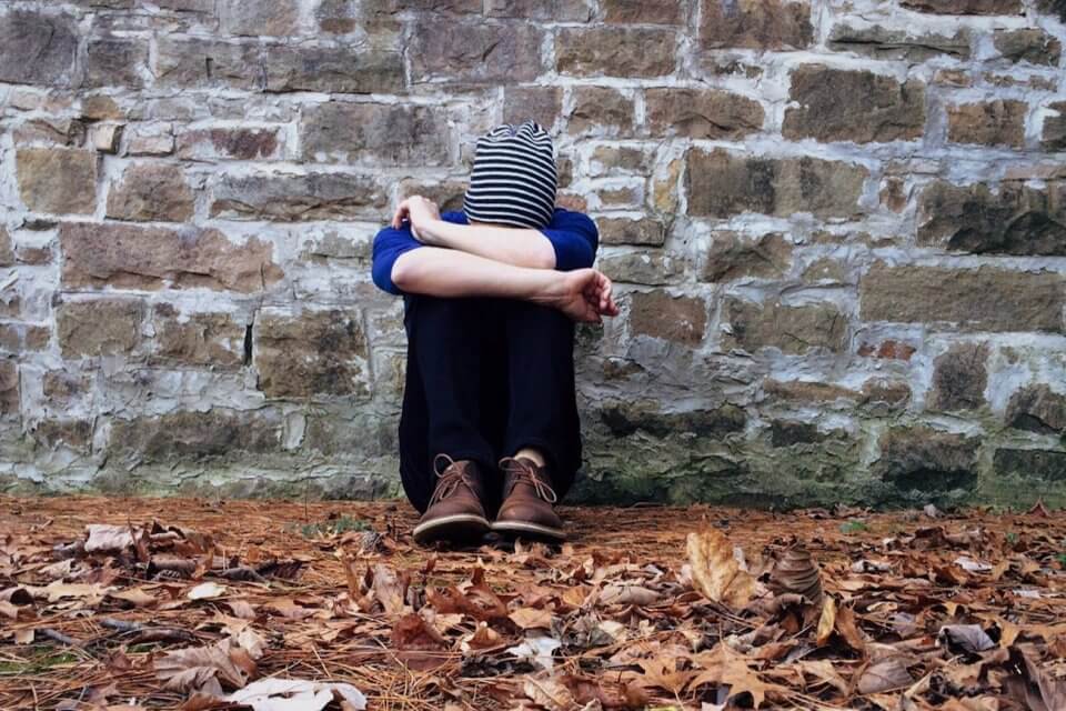 Padre prende a cinghiate il figlio 11enne: si vestiva da donna