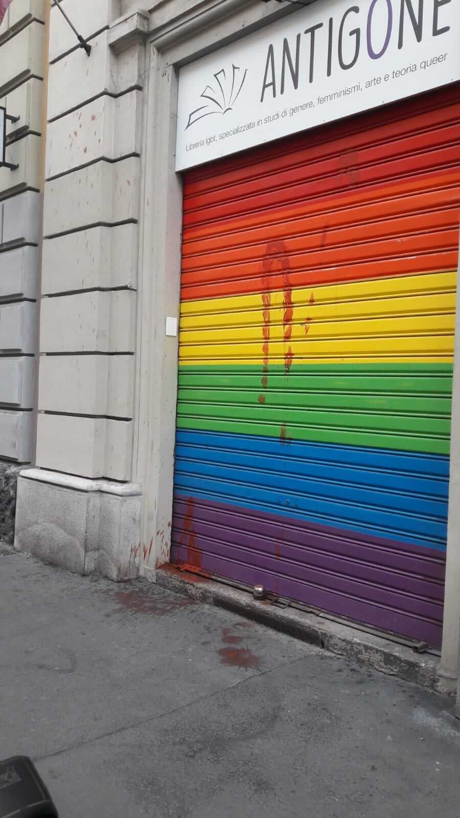 Milano, imbrattato l'ingresso della libreria rainbow Antigone - libreria Antigone - Gay.it