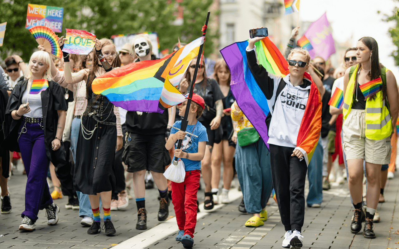 Come vivere il tuo primo Pride: guida per chi non c’è mai stato - pride bambini - Gay.it