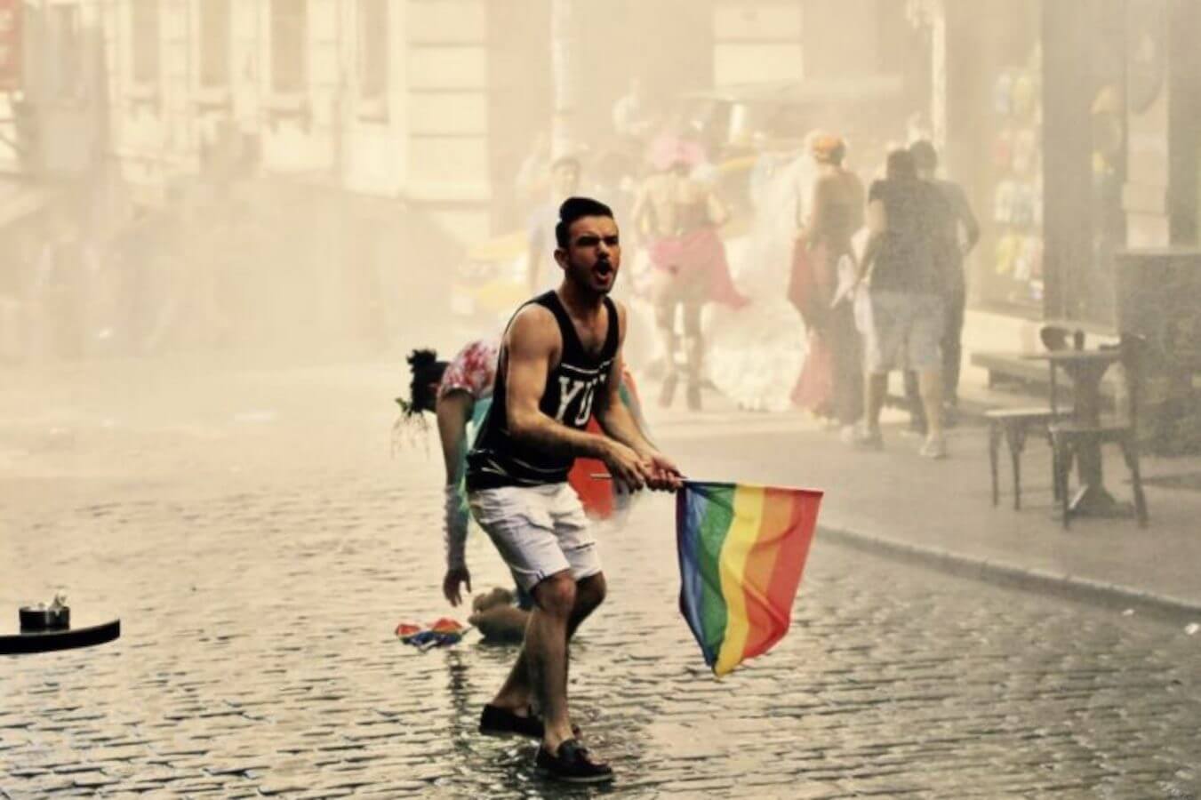In Turchia arresti, spray al peperoncino e proiettili di gomma: polizia blocca il pride di Ankara